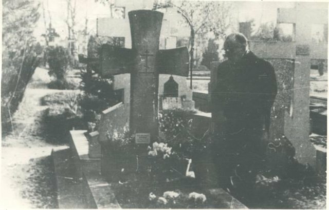 Paustovsky in front of Bunin's tomb
